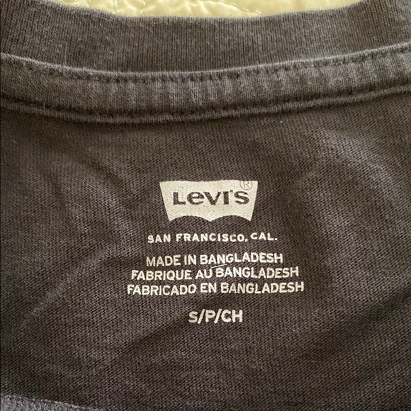 Levi's Black Tee with Sunburst Design - Picture 2 of 7
